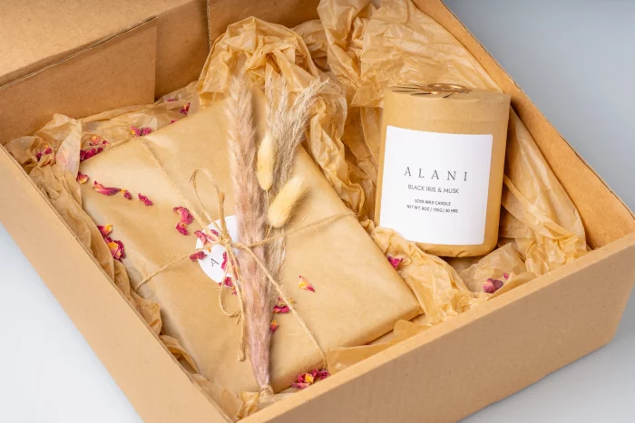 Black Iris & Musk Candle - Image 6